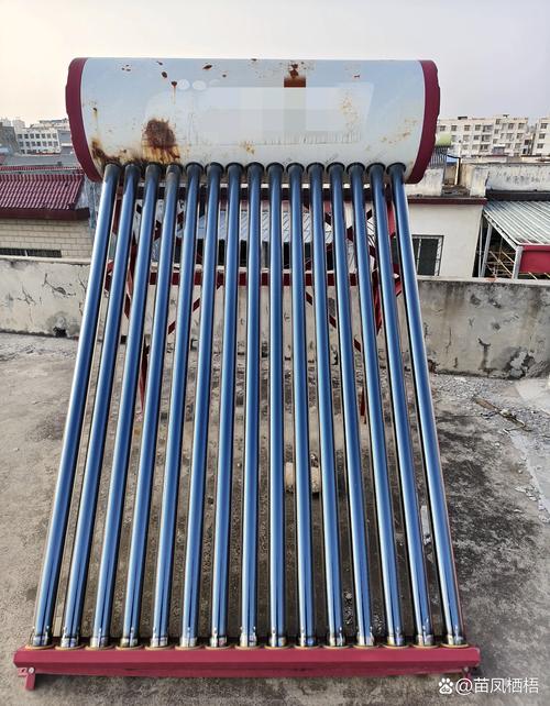 屋顶上的太阳能热水器